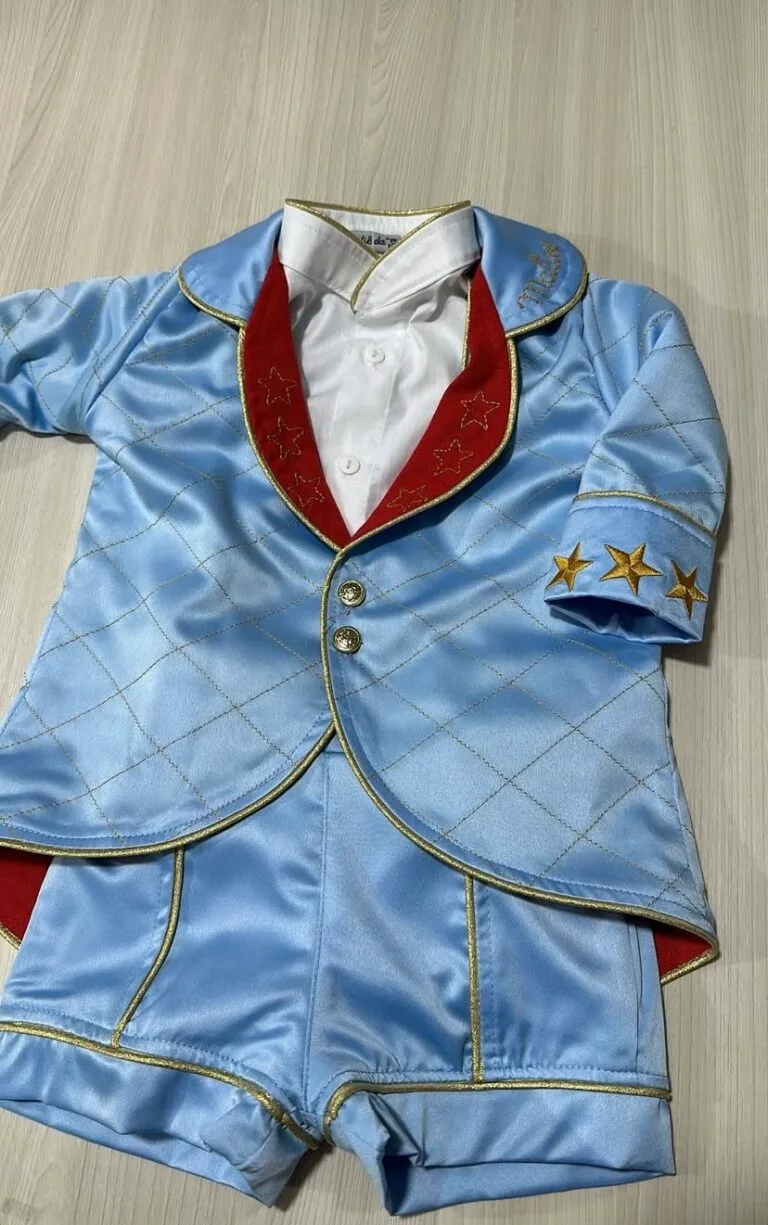 Conjunto Príncipe Luxo infantil masculino — casaco com forro e gola estruturada, camisa social com colarinho, short de alfaiataria com passadores e cinto, suspensório decorativo — peça de batizado e ocasião especial