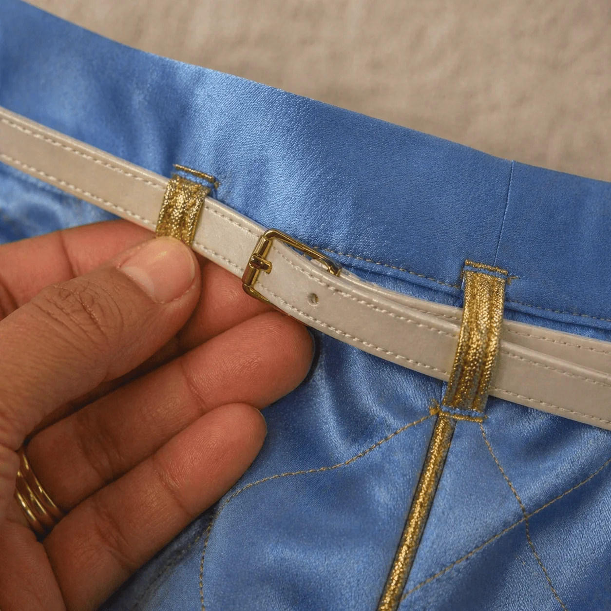 Short cetim azul céu coordenado do Conjunto Príncipe Luxo · vivo dourado contornando os recortes laterais · forro embutido sem overlock visível · acabamento cerimonial
